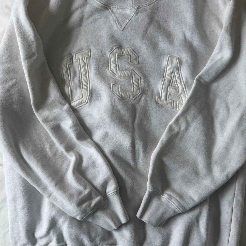 Brandy Melville OFF-WHITE USA Crewneck Sweatshirt